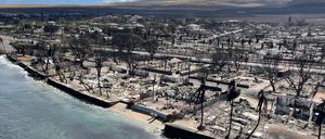 Verbrannte Häuser an der Küste von Maui. 