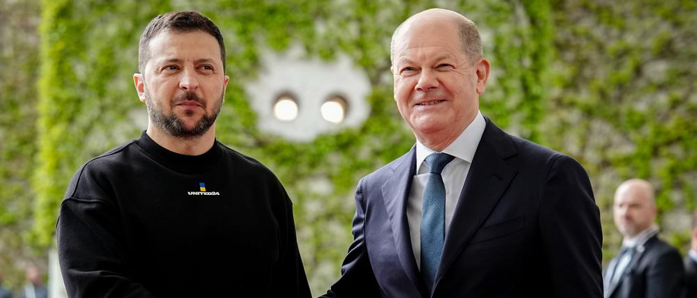 Handschlag mit Kanzler Olaf Scholz – der erste Deutschland-Besuch von Wolodymyr Selenskyj zu Kriegszeiten fand im Mai 2023 statt.