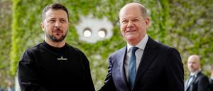 Handschlag mit Kanzler Olaf Scholz – der erste Deutschland-Besuch von Wolodymyr Selenskyj zu Kriegszeiten fand im Mai 2023 statt.