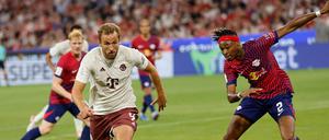 Das kann wieder was werden. Bayerns Harry Kane (l.) beim Supercup, rechts Leipzigs Mohamed Simakan um den Ball. 