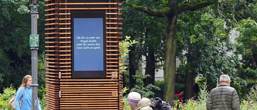 Ein CityTree-Lärmomat steht an der Admiralbrücke. Vor allem in den Nachtzeiten soll das Gerät per Anzeige auf dem Display zur Ruhe aufrufen. Gleichzeitig filtern integrierte Moosmodule die Umgebungsluft und kühlen die Luft um etwa vier Grad Celsius ab. Die Installation des CityTree-Lärmomats ist zunächst bis Oktober 2023 geplant.