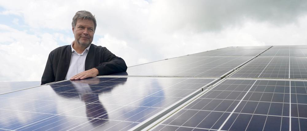Das aktuelle Problem von Robert Habeck: Ohne Sonne kann kein Solarstrom produziert werden.