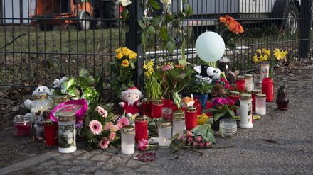 Berlin: Blumen, Kerzen und Kuscheltiere haben Unbekannte am Bürgerpark Pankow abgelegt. In dem Park hatte eine Passantin zwischen Sträuchern eine vermisste Fünfjährige schwer verletzt gefunden. Trotz Reanimation starb das Mädchen.