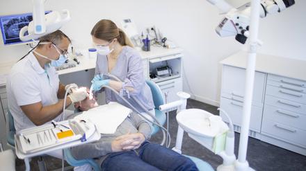 Thema: Zahnarzt und Zahnmedizinische Fachangestellte. Bonn Deutschland *** Subject Dentist and dental assistant Bonn Germany Copyright: xUtexGrabowsky/photothek.netx