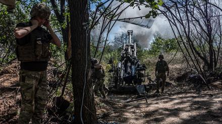 DONETSK OBLAST, UKRAINE - AUGUST 06: Ukrainian soldiers fire M777 artillery on Russian positions as Ukrainian Army conduct operation to target trenches of Russian forces through the Donetsk Oblast amid Russia and Ukraine war in Donetsk Oblast, Ukraine on August 06, 2023. Diego Herrera Carcedo / Anadolu Agency