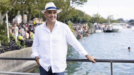 Alain Berset, Bundesrat und Bundespräsident der Schweiz, steht während der 30. Street Parade im Stadtzentrum von Zürich.