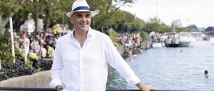 Alain Berset, Bundesrat und Bundespräsident der Schweiz, steht während der 30. Street Parade im Stadtzentrum von Zürich.