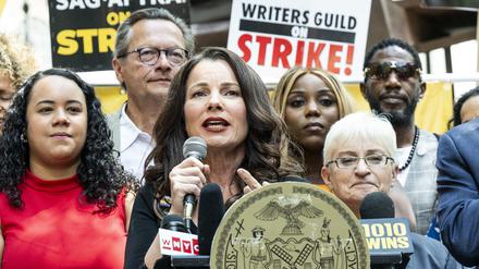 Fran Drescher, Vorsitzende der Schauspielgewerkschaft SAG-AFTRA, spricht bei einer Kundgebung zur Unterstützung des Streiks der Schauspielergewerkschaft im City Hall Park. 