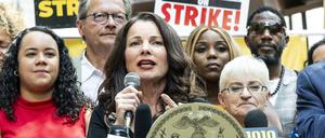 Fran Drescher, Vorsitzende der Schauspielgewerkschaft SAG-AFTRA, spricht bei einer Kundgebung zur Unterstützung des Streiks der Schauspielergewerkschaft im City Hall Park. 