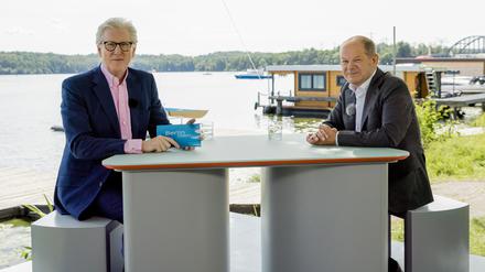 Nah am Wasser – das ZDF-Sommerinterview fand bei Potsdam statt, dem Ruderrevier des Kanzlers.
