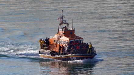 Ein Boot mit Flüchtlingen im Ärmelkanal (Symbolbild).
