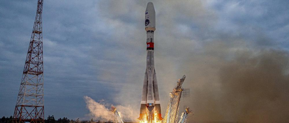 Auf diesem von der Staatlichen Raumfahrtkorporation Roskosmos veröffentlichten Bild hebt die Sojus-2.1b-Rakete mit der automatischen Mondlandestation Luna-25 von einer Startrampe im Weltraumbahnhof Wostotschny im Fernen Osten Russlands ab.