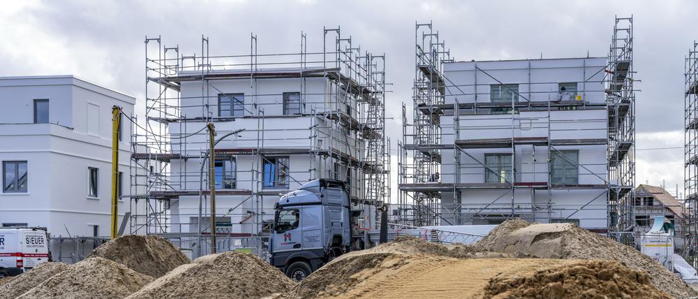 Neubauviertel, rund 140 Einfamilien- und Doppelhausvillen entstehen im Süden von Duisburg, unterschiedliche Bauträger, Rohbauten, Bauarbeiten, NRW, Deutschland