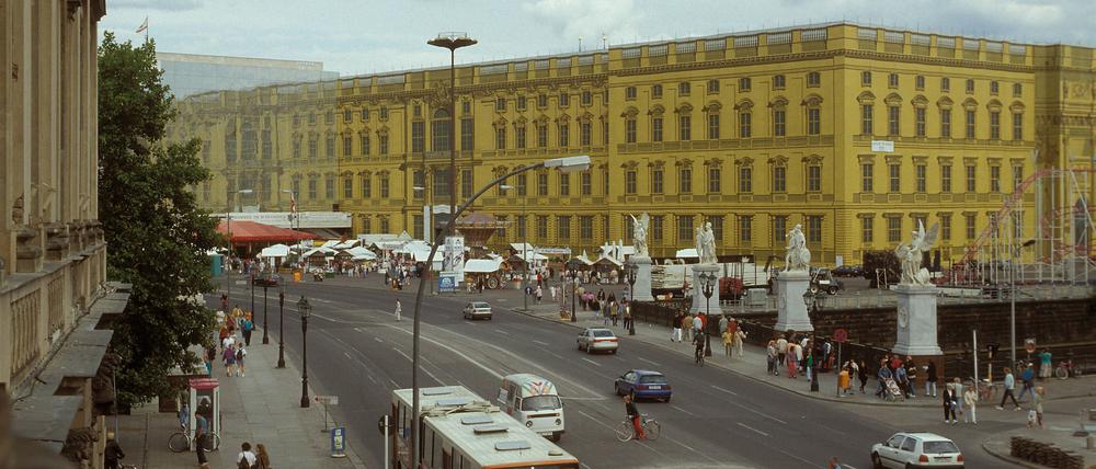 Alles nur Attrappe. Bild auf die Schlosskulisse in Mitte, damals September 1993.