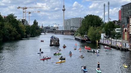 150 Teilnehmende auf dem Weg zum Heizkraftwerk Mitte, um ein Zeichen gegen Vattenfall zu setzen