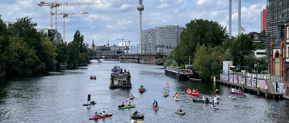 150 Teilnehmende auf dem Weg zum Heizkraftwerk Mitte, um ein Zeichen gegen Vattenfall zu setzen