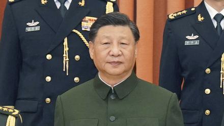 Chinas starker Mann Xi Jinping im Kreise hoher Militärs.