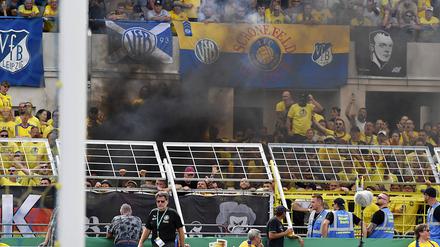 Das Spiel im Bruno-Plache-Stadion musste minutenlang unterbrochen werden.