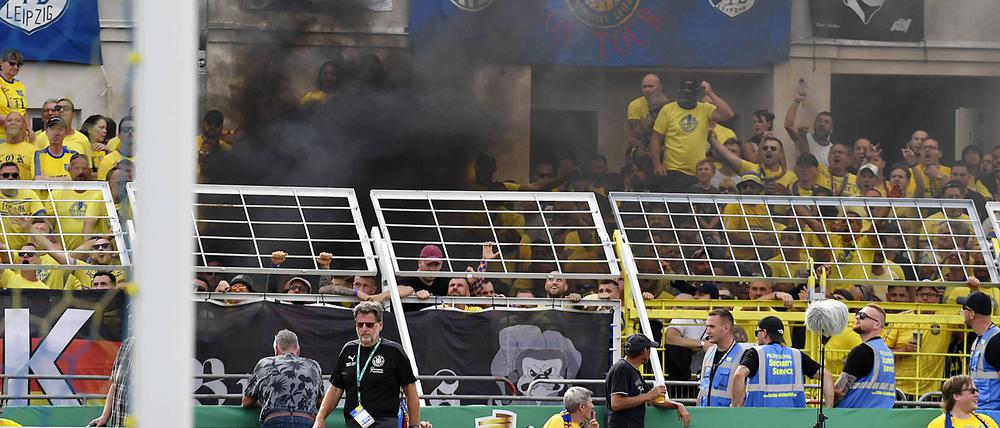 Das Spiel im Bruno-Plache-Stadion musste minutenlang unterbrochen werden.