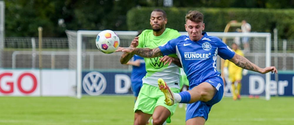 Makkabis Tim Häußler (r.) im Duell mit Lukas Nmecha. Am Ende waren die Wolfsburger für die Berliner einige Nummern zu groß.