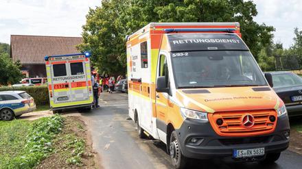 Rettungsdienste stehen nahe der Unglücksstelle in Unterensingen.