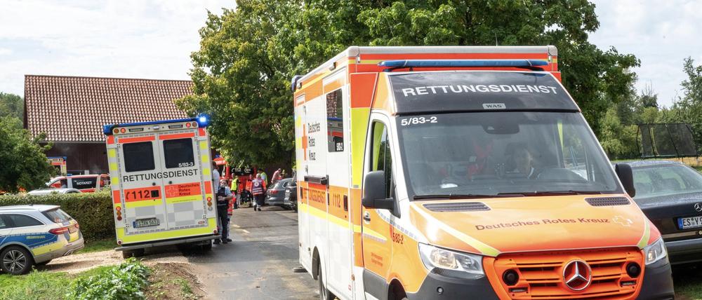 Rettungsdienste stehen nahe der Unglücksstelle in Unterensingen.