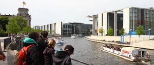 Architektur und Ödnis im zentralen Regierungs- und Parlamentsviertel in Berlin-Mitte: Spaziergänger bummeln an den Spreeufern vor Reichstag, Paul-Löbe-Haus und dem Lüders-Haus (re.).