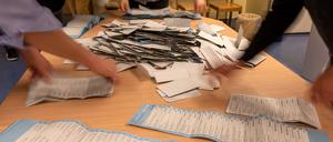 Wahlhelfer sortieren nach der wiederholten Wahl zum Abgeordnetenhaus am 12. Februar die Stimmzettel in einem Wahllokal in der Grundschule am Teutoburger Platz in Prenzlauer Berg.