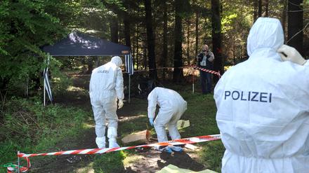 Kriminalbeamte untersuchen bei Heidenheim-Nietheim den Waldboden (Archivbild von 2010).