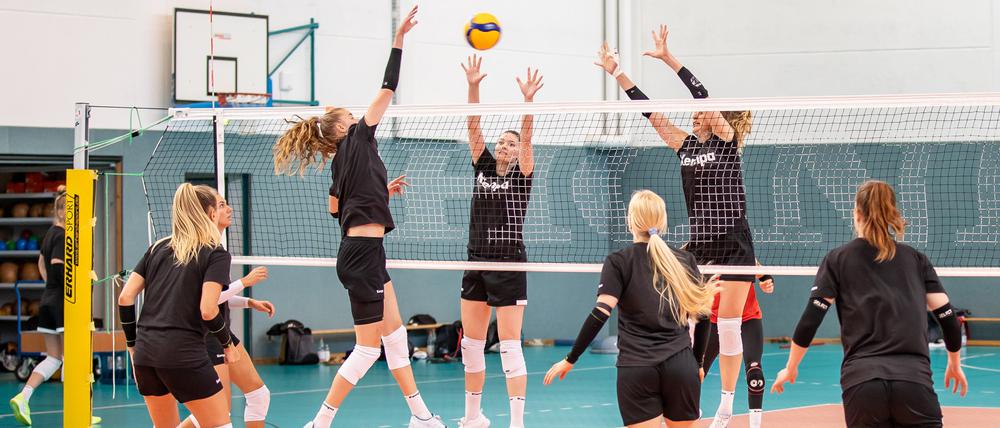 Die deutschen Volleyballerinnen im Trainingsspiel vor der Heim-Europameisterschaft.