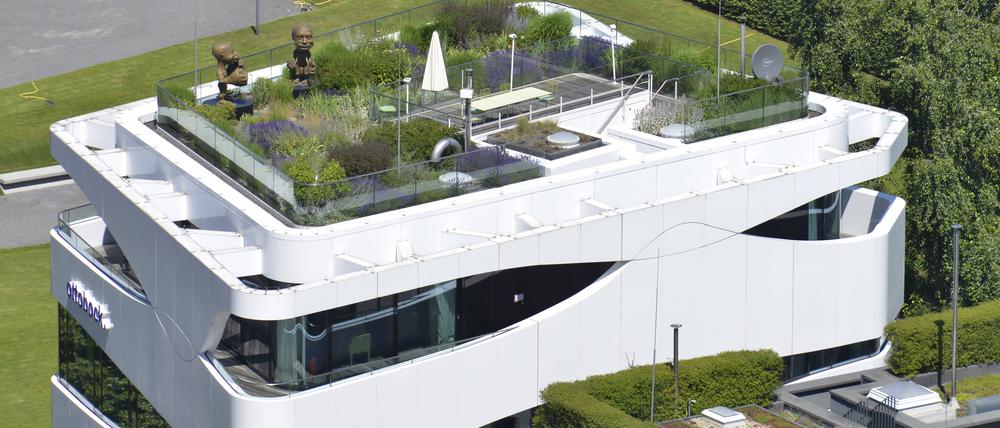 Weit oben. Dachgärten gewinnen zunehmend Bedeutung für Unternehmen. Hier die Begrünung im Ottobock Science Center in der Ebertstraße in Mitte.