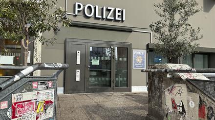 Eine Außenaufnahme der Polizeiwache am Kottbusser Tor. (Symbolbild)