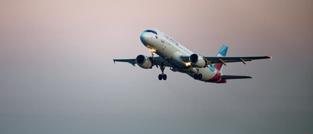 Eine Maschine der Fluggesellschaft Eurowings startet vom Flughafen Köln/Bonn.