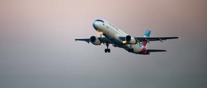 14.08.2023, Nordrhein-Westfalen, Köln: Eine Maschine der Fluggesellschaft Eurowings startet vom Flughafen Köln/Bonn. Die Fluggesellschaft Eurowings informiert um 10.00 Uhr in Frankfurt über ihren Winterflugplan und ihre Unternehmensstrategie. Foto: Henning Kaiser/dpa +++ dpa-Bildfunk +++