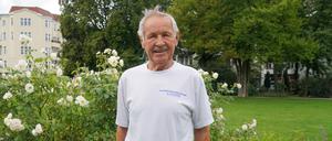 Im Alter von 81 Jahren arbeitet Albert Strzoda noch immer als Fußbodenleger.