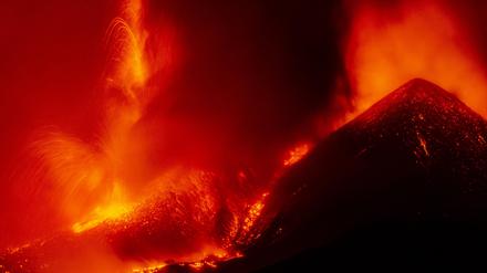 14.08.2023, Italien, Nicolosi: Lavaströme fließen aus dem Ätna-Vulkan vom Südostkrater in Nicolosi.