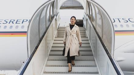 Annalena Baerbock nach einer außerplanmäßigen Landung in Abu Dhabi.