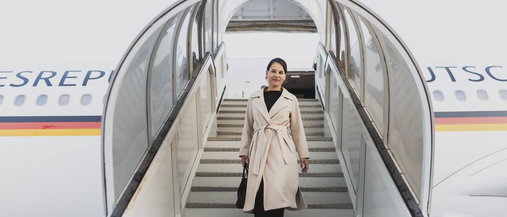 Annalena Baerbock nach einer außerplanmäßigen Landung in Abu Dhabi.