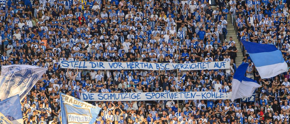 Proteste gegen den neuen Trikotsponsor.