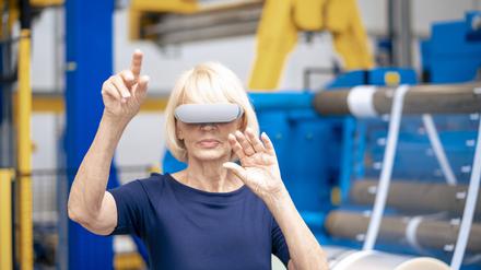Senior businesswoman with VR glasses gesturing in industry model released, Symbolfoto property released, JOSEF14259