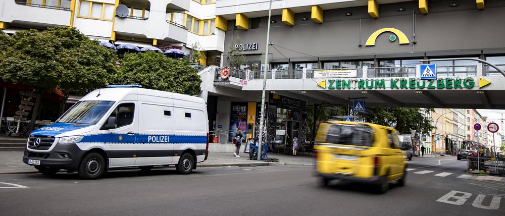 Polizeiwagen am Kottbusser Tor in Berlin am 2. August 2023.