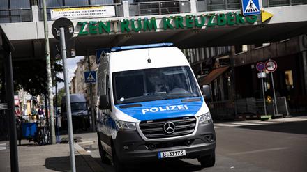 Ein Polizeiwagen steht am Kottbusser Tor.