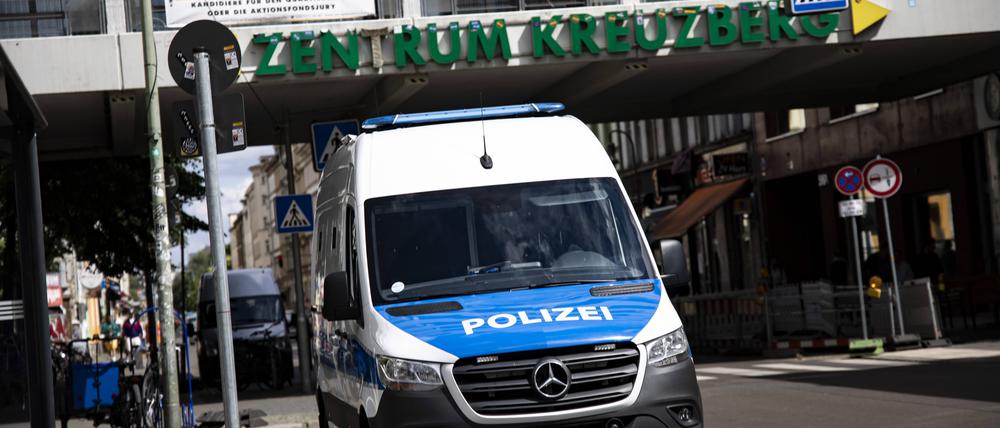 Ein Polizeiwagen steht am Kottbusser Tor.