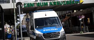 Ein Polizeiwagen am Kottbusser Tor – darüber die Kotti-Wache.