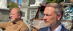 Christian Lindner steht neben Andrij Schewtschenko (links), stellvertretender Verteidigungsminister der Ukraine, auf dem Michaelsplatz in Kiew.