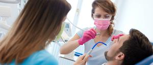 Schon Anfang 2025 sollen Amalgam-Füllungen komplett verboten sein. So will es die EU. Kritik kommt vor allem von deutschen Zahnärzten, die bislang nicht genügend Alternativen für die Patienten sehen.