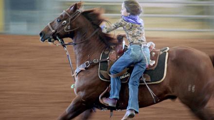 Zur ARTE-Sendung
Rodeo Girls
Naia träumt davon, in die Fußstapfen ihres Vaters, eines ehemaligen Rodeo-Meisters, zu treten.
© Kevin Noguès/Thomas Favel/Elda Productions
Foto: ARTE F