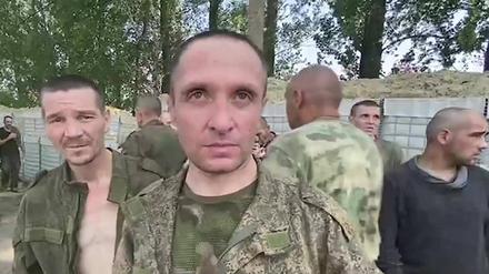 In diesem vom russischen Verteidigungsministerium veröffentlichten Handout-Videoausschnitt sind russische Soldaten zu sehen, die sich nach ihrer Befreiung aus ukrainischer Gefangenschaft an der Grenze zur Region Belgorod in Russland befinden (Symbolbild).