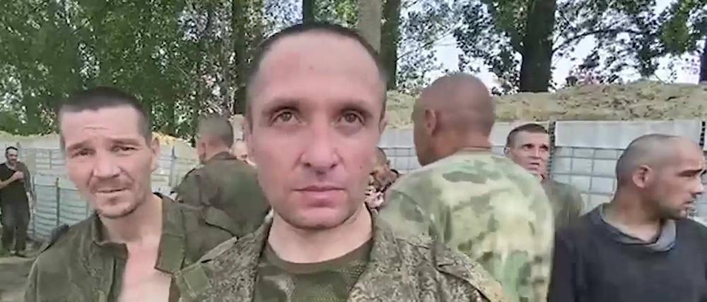In diesem vom russischen Verteidigungsministerium veröffentlichten Handout-Videoausschnitt sind russische Soldaten zu sehen, die sich nach ihrer Befreiung aus ukrainischer Gefangenschaft an der Grenze zur Region Belgorod in Russland befinden (Symbolbild).