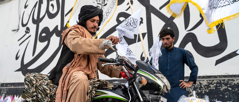 Ein Afghane kauft eine Taliban-Flagge in Kabul.